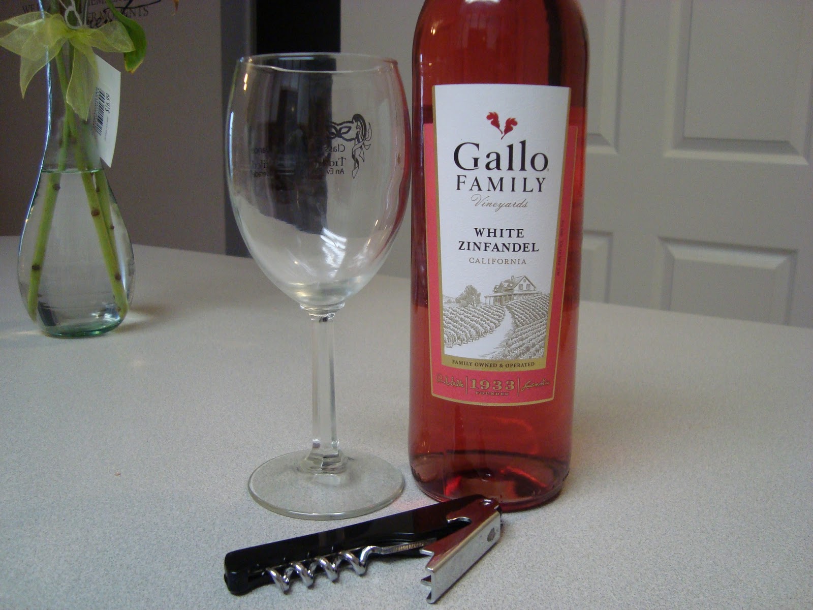 Miles zinfandel. Вино White Zinfandel. Gallo Family, Zinfandel, California. Gallo Family вино. Вино Santa Monica White Zinfandel.