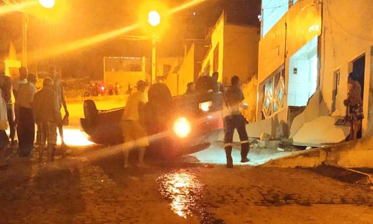Jacobina: Após capotamento, amigos ajudam condutor a desvirar o carro
