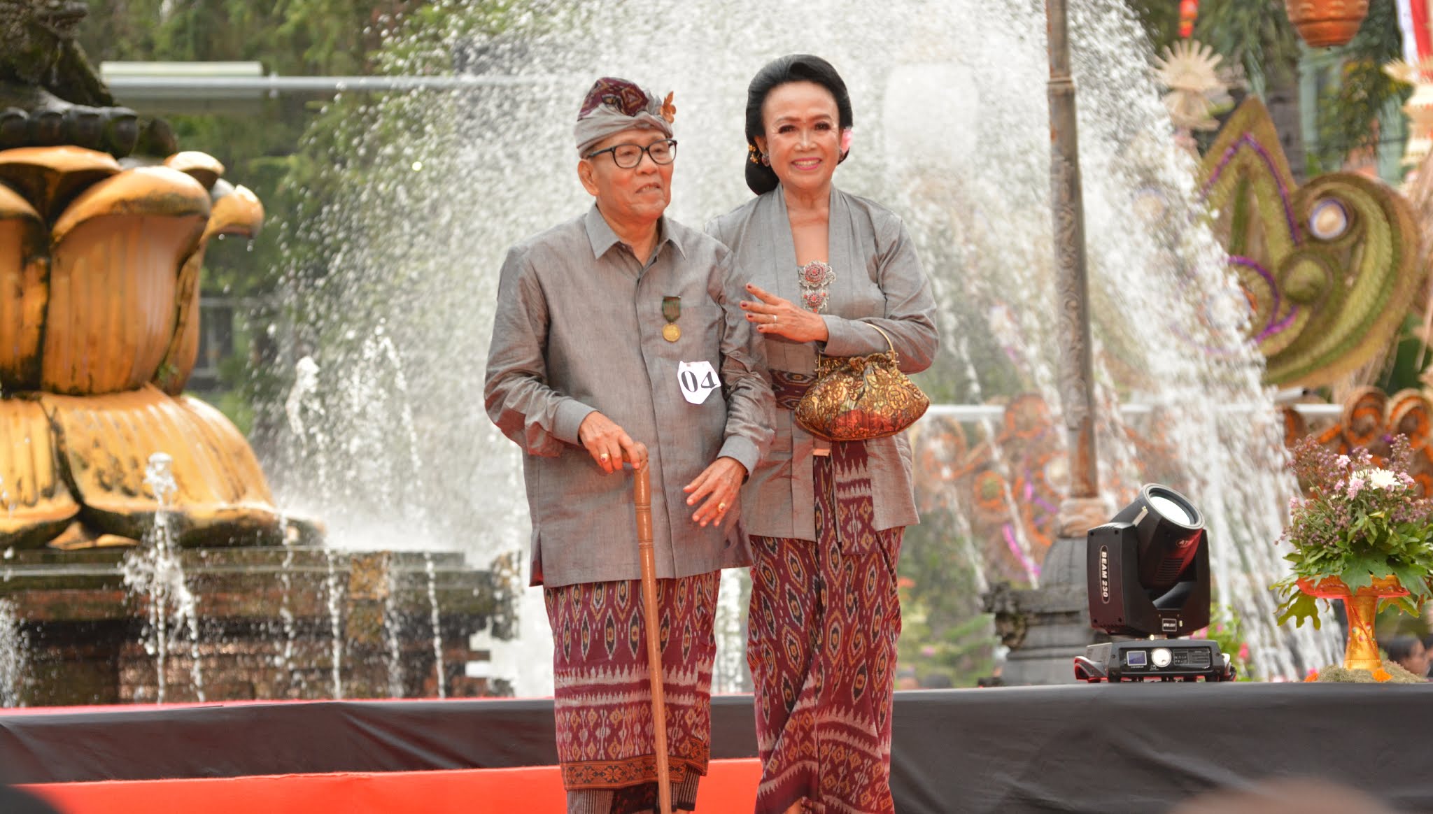 Pasangan Lansia Semarakkan Fashion Show “Casual Endek” Denfest