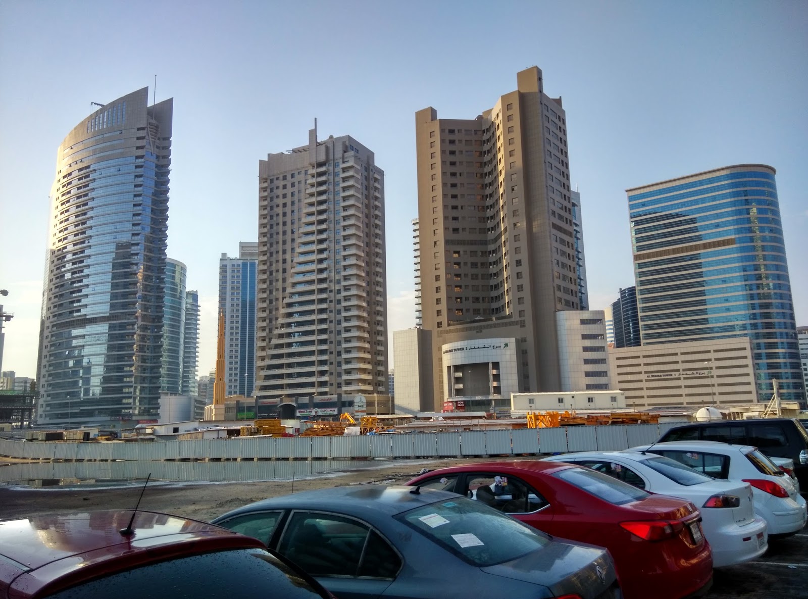 Дубай интернет сити. Dubai Internet City район. Дамас Сити Дубай. Bassam Centre Дубай. Панорама торгового центра в Дубае.