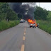 Carro com dois ocupantes fica totalmente destruído por fogo em RO