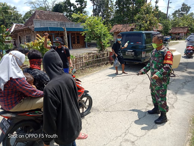 Tiap Warga Masuk Perbatasan Sukodono, Disemprot Disenfektan
