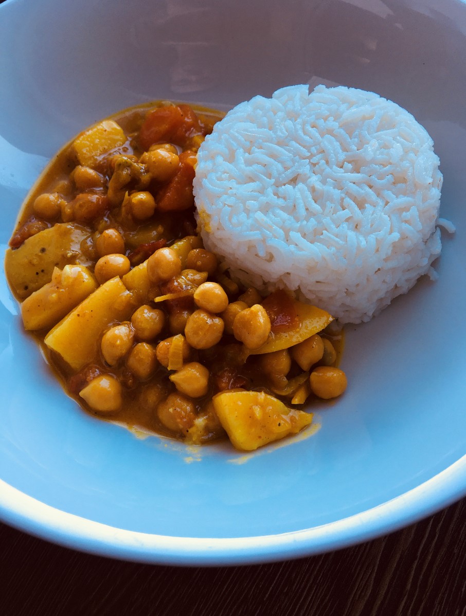 vegan - go lucky: Kichererbsen-Kartoffel-Karotten Curry (Indisch)