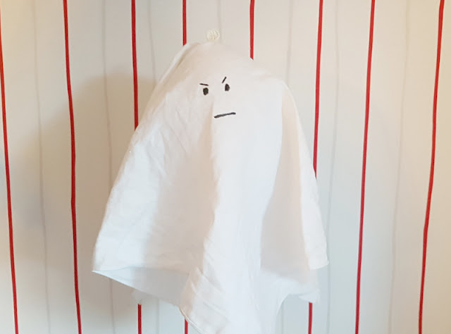 Schwebende Geister: Eine blitzschnelle Last-Minute-Halloween-Deko mit Luftballons basteln. Gespenstisch gut auch für die Geister-Party oder den Kindergeburtstag!