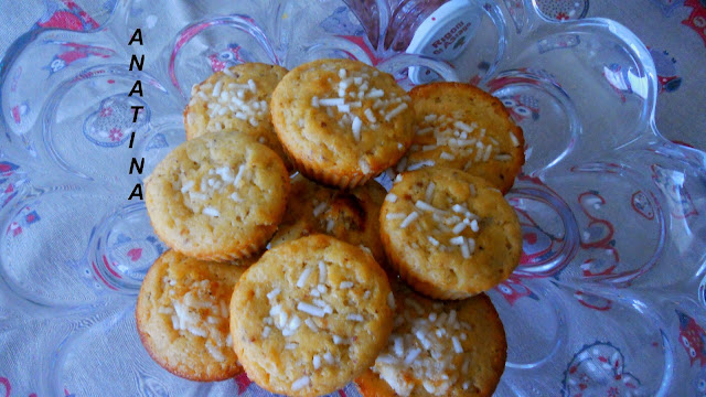 tortine allo yogurt con prugnole selvatiche e granella di zucchero