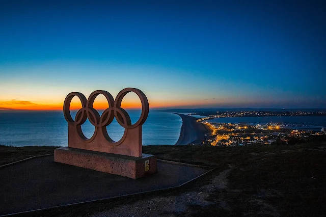 Anéis olímpicos em monumento