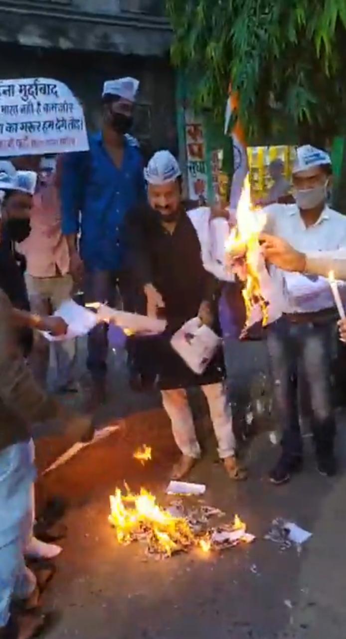 जवानों की हत्या से आक्रोशित 'आप ' कार्यकर्ताओं ने गुरहट्टा चौक पर चीन के राष्ट्रपति का तस्वीर फूंका/ श्रद्धांजलि अर्पित किया।।