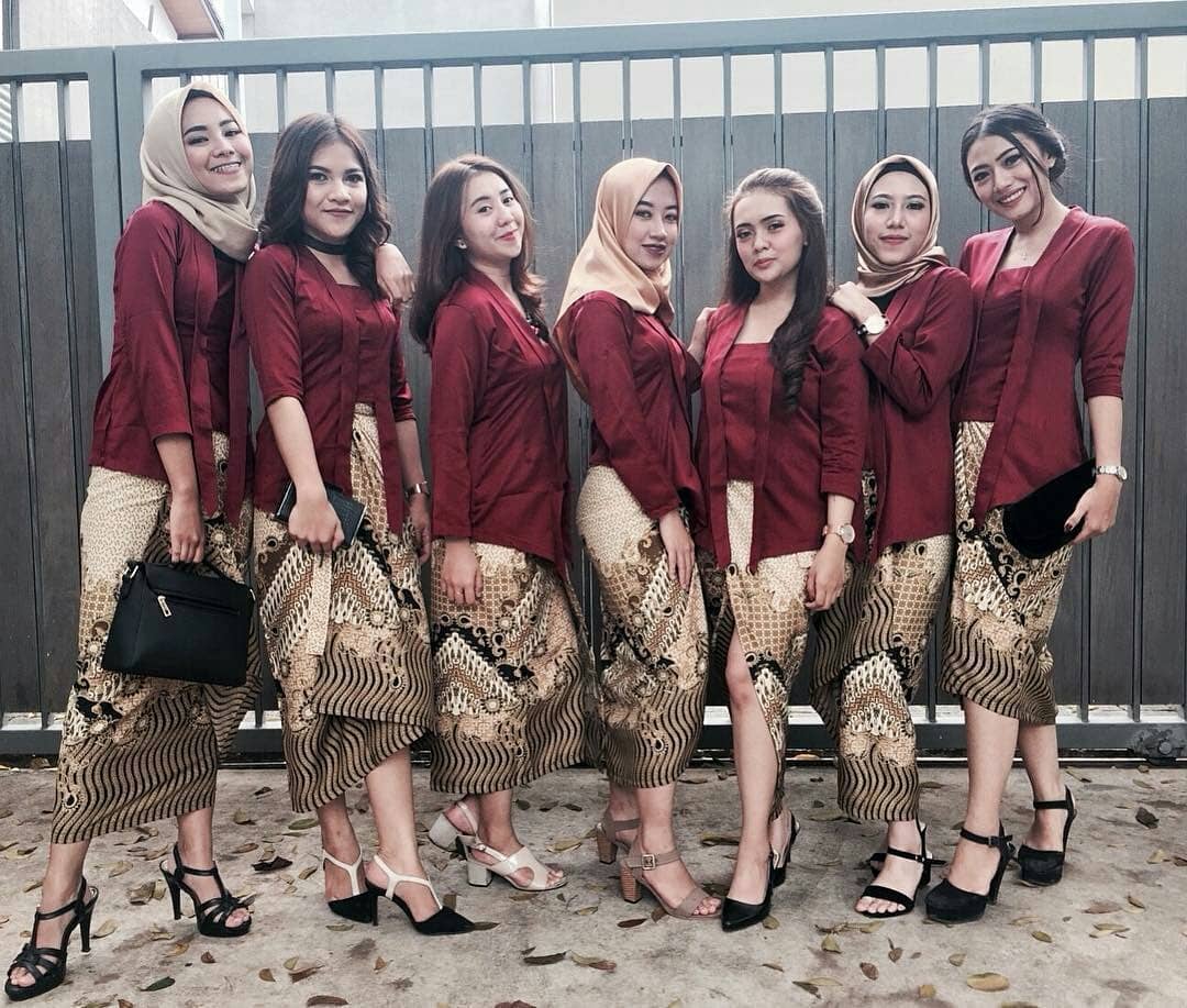 Inspirasi Model Kebaya Modern Maroon Rok Batik Parang  Inspirasi
