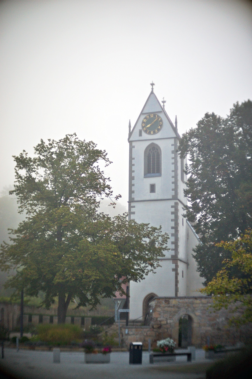 Kirchturm im Nebel