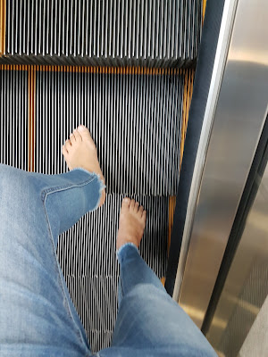 赤腳搭電扶梯 Barefoot on an escalator 