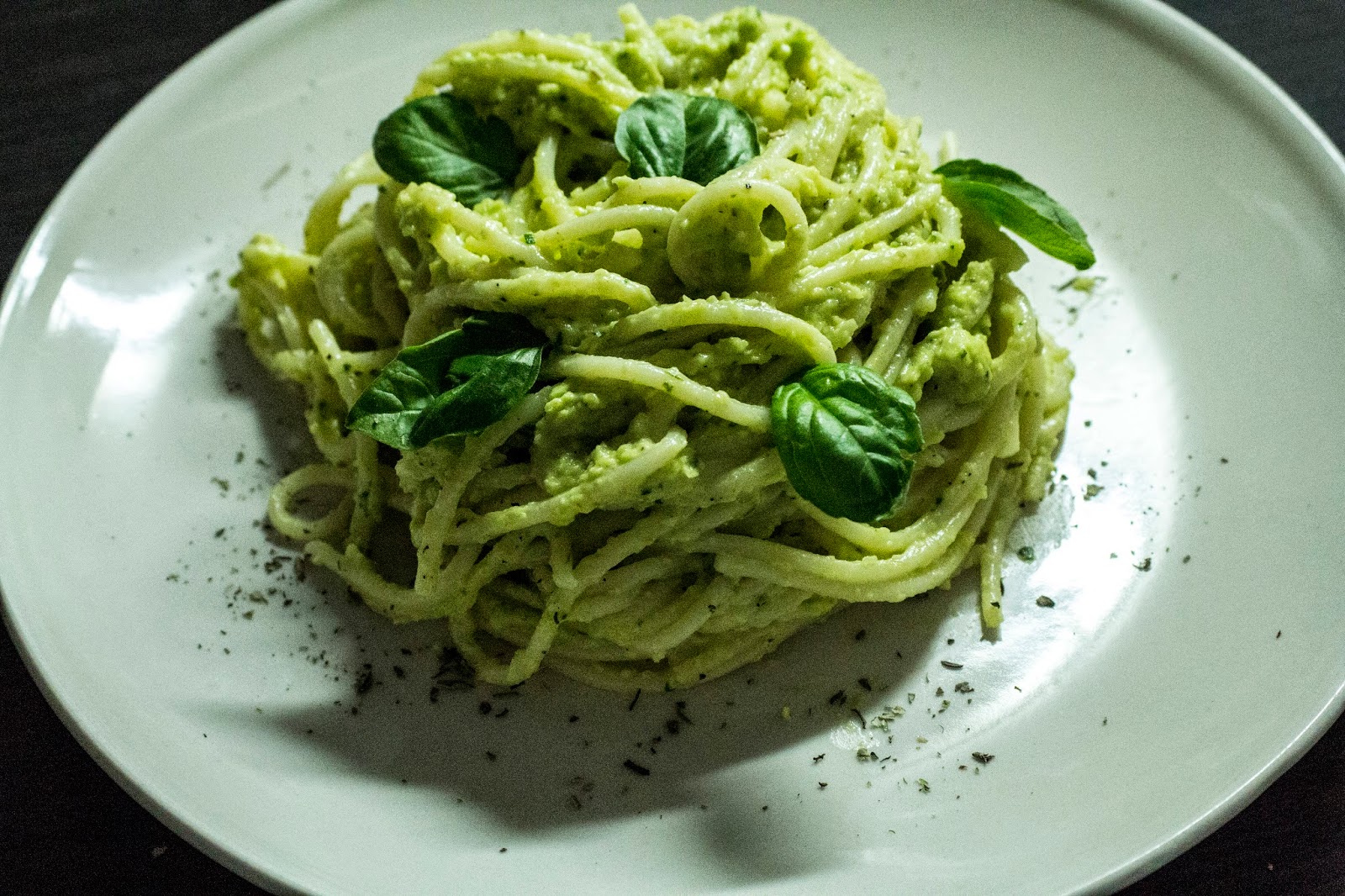 паста с авокадо с макаронами. спагетти с зеленым луком. спагетти с авокадо и помидорами. пиноли еда. паста с авокадо и лимоном.