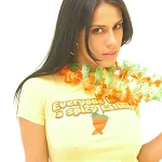 Andrea Rincon, Selena Spice Galeria 13: Hawaiana Camiseta Amarilla Foto 35