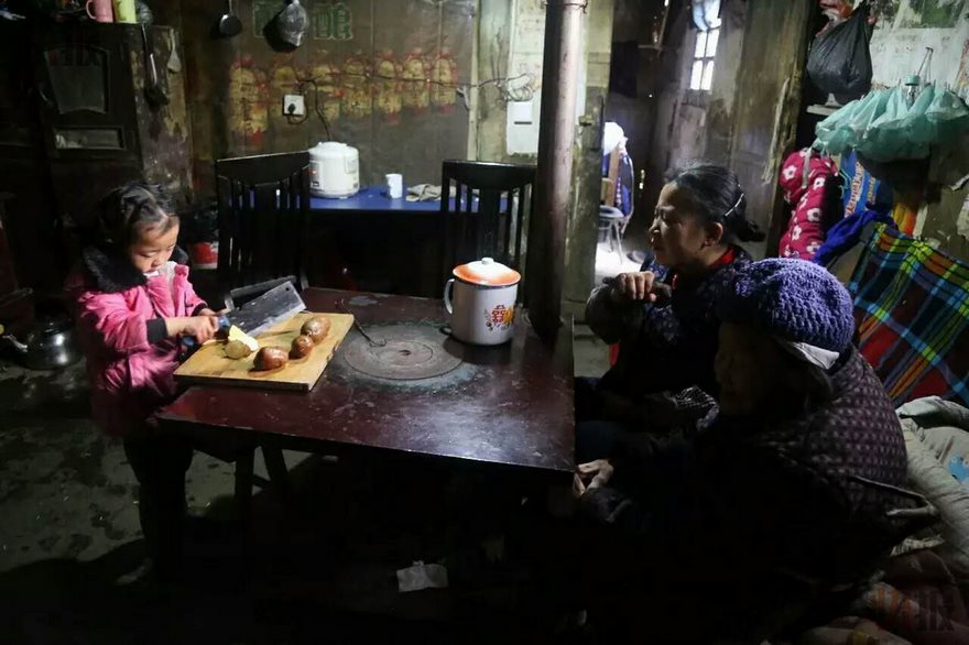 5-year-old girl takes sole care of grandma China 5-year-old girl takes sole care of grandma China