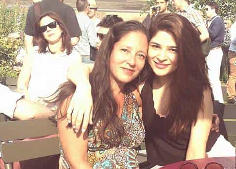 Fashion Icon Ayesha Omer Awesome Pictures with her Family