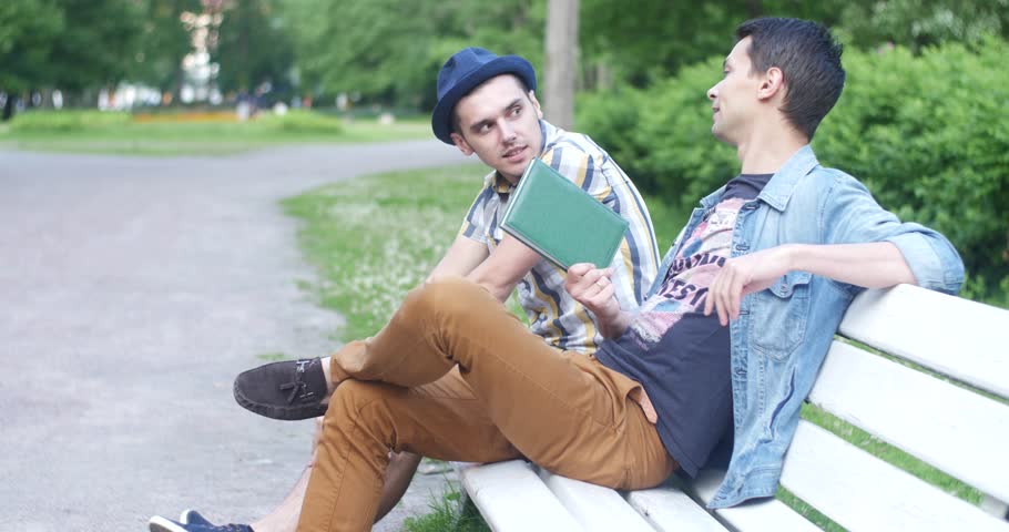 Ведомый юноша. Guys talking. Guy sitting on a Bench. Two guys talking. Фото парней ведущих беседу.