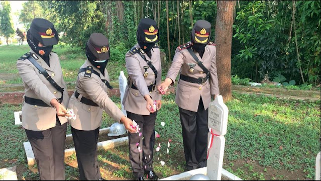Rangkaian Hari Jadi Polwan ke-73,  Polwan Polres Purbalingga  Ziarah di Taman Makam Pahlawan Purbosaroyo