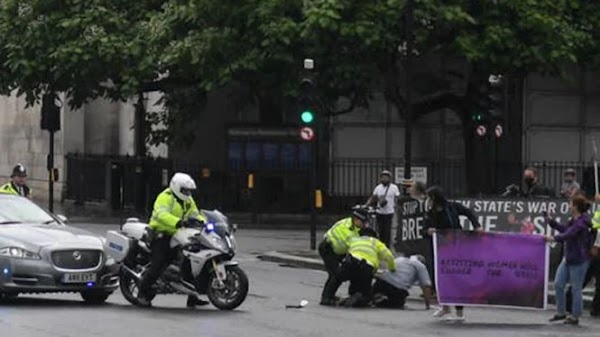 Perdana Menteri Inggris Kecelakaan Dikejar Demonstran, Mobilnya Penyok