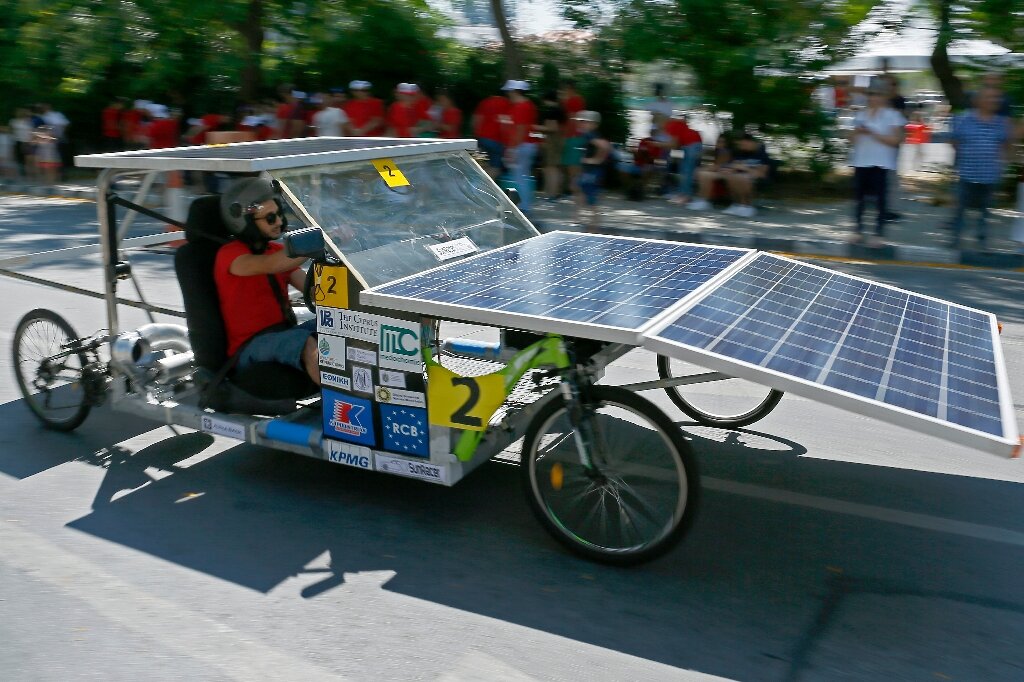 Экономичный транспорт. Мэд дог 2 автомобиль на солнечных батареях. Электрокар Солар. Солнцемобиль темная фаза. Nuna солнцемобиль.