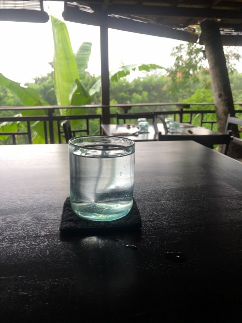 テーブルの上にグラス