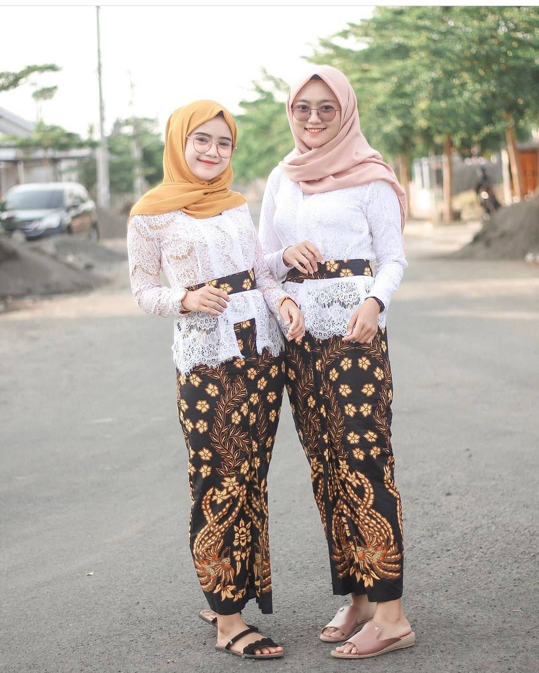 Model Rok Kebaya Terbaik 2020 Desain Mewah Dan Modern