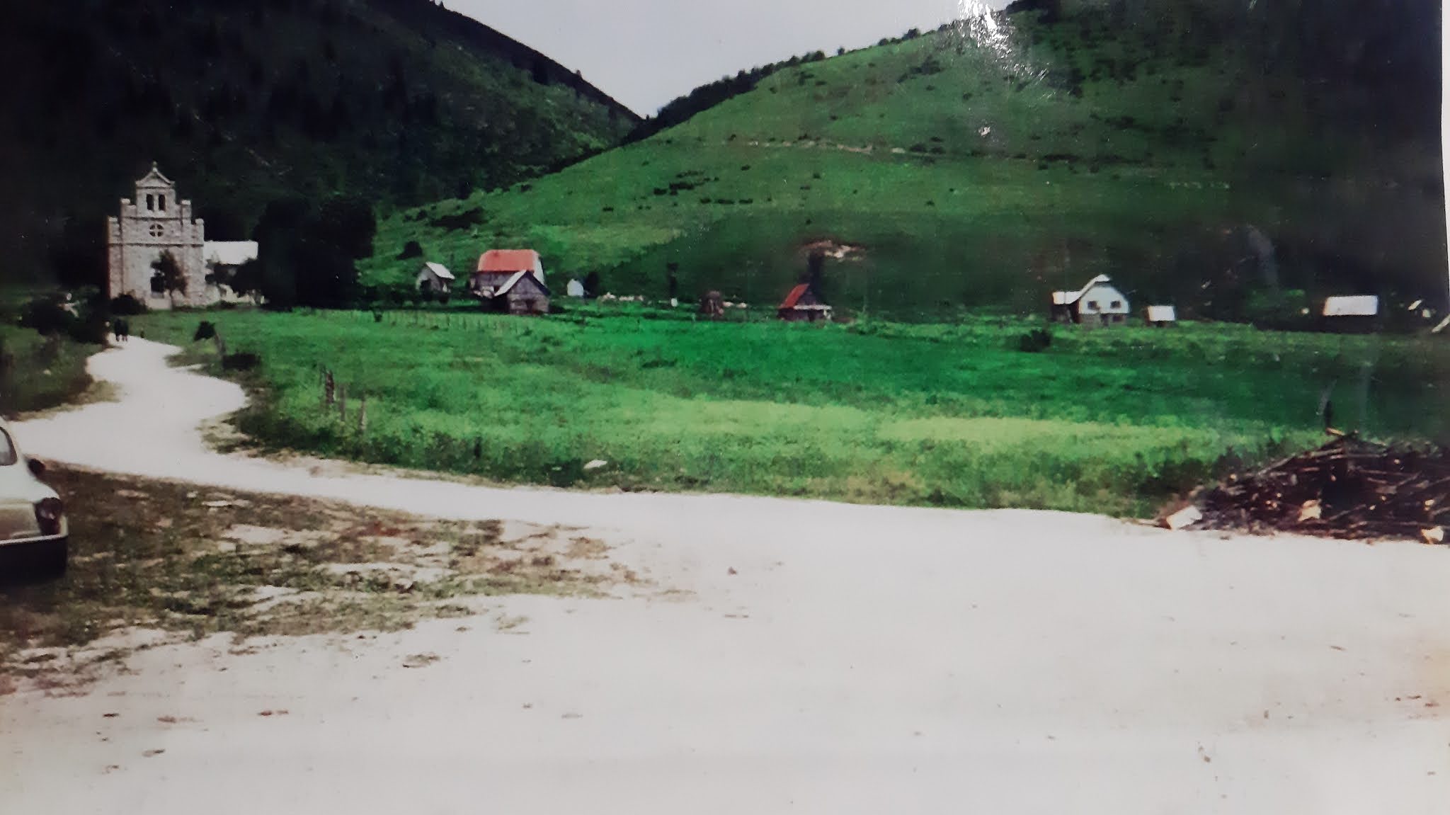 ŽUPLJANI RASTIČEVA, ISPRED CRKVE SV.ANTE, 80