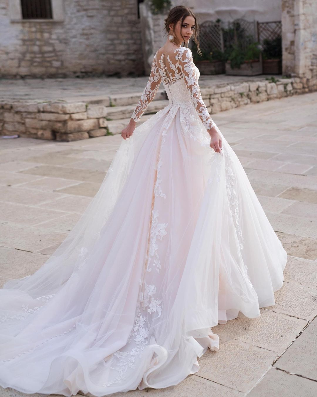 Blunny bridal lace wedding gowns.