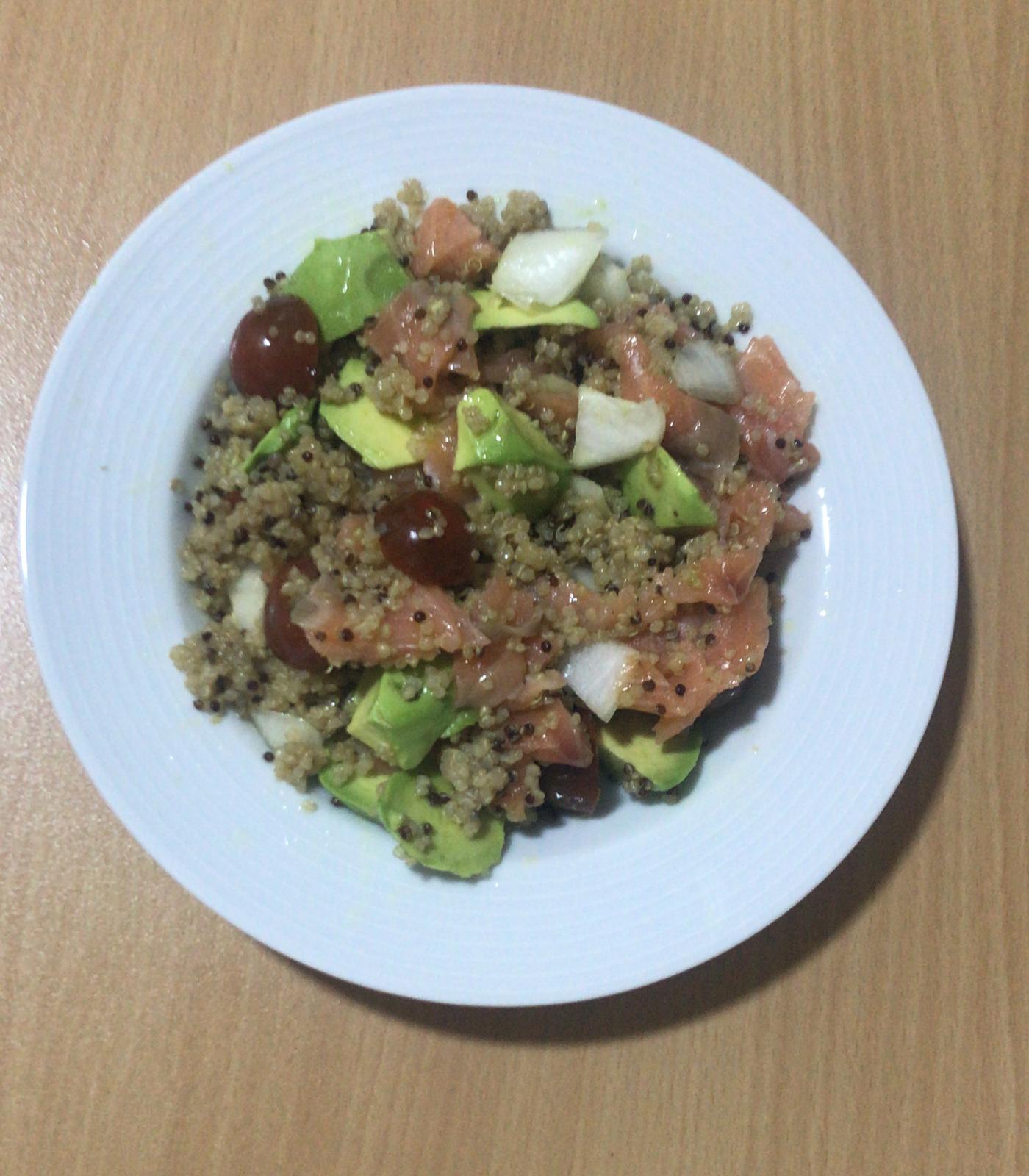 OBESIDAPP Ensalada de quinoa con salmón y aguacate.