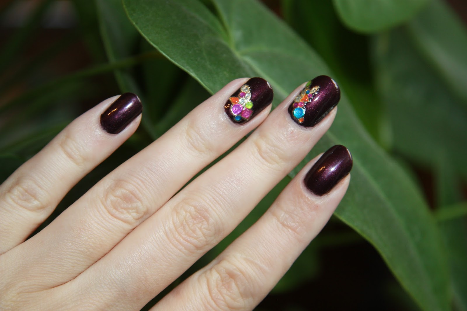 Ногти разного цвета. Красный приглушенный цвет на ногтях. Маникюр в синих оттенках. 2024 год какого цвета маникюр. Синие ногти.