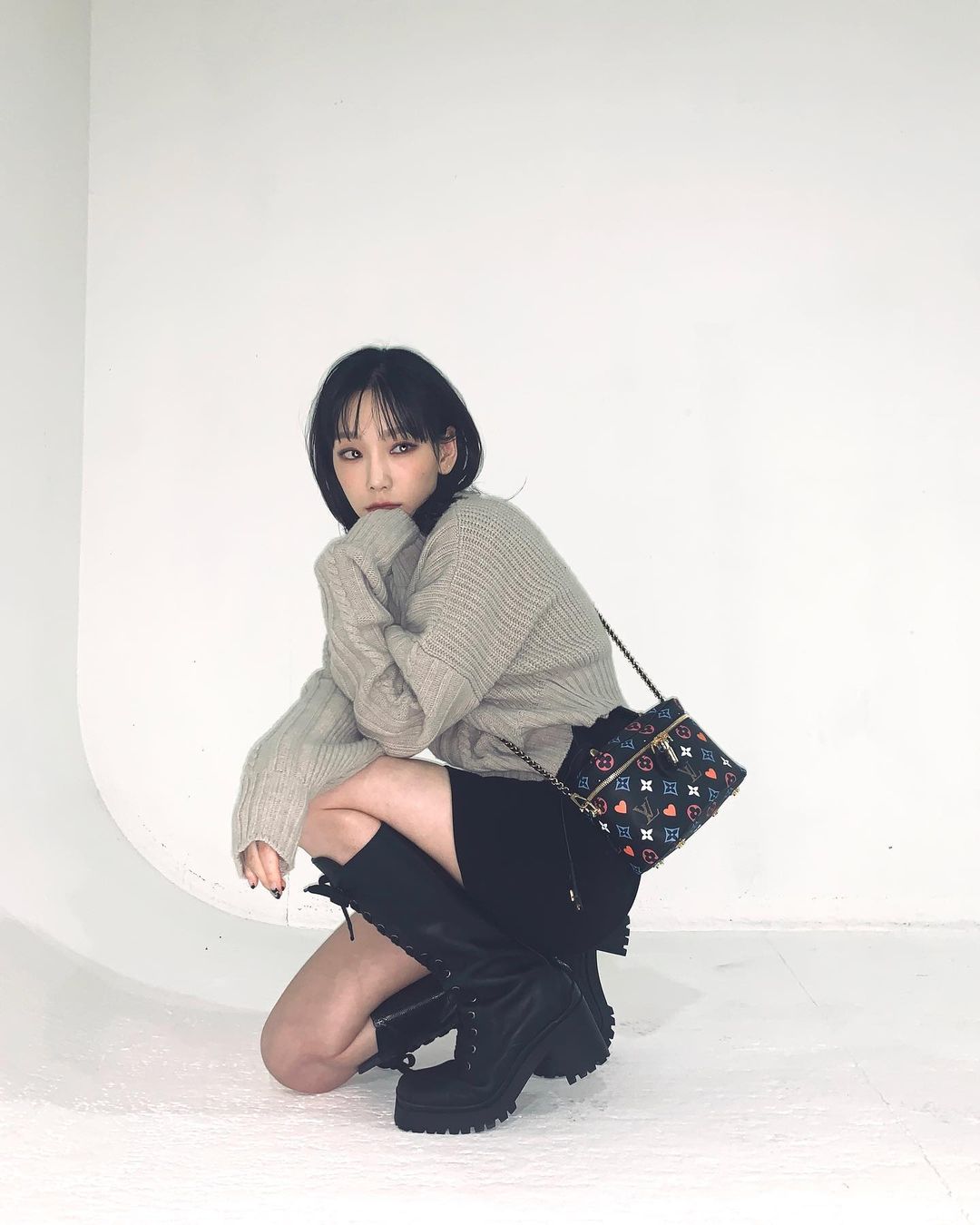Taeyeon models her bag from Louis Vuitton - Wonderful Generation