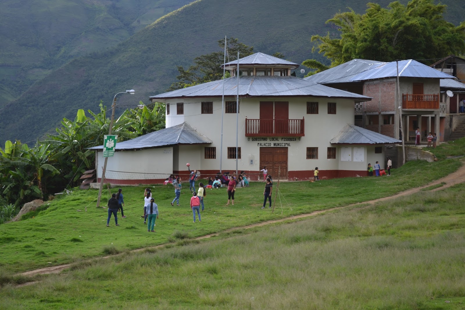 En la Mira del Exito YOMBLON CAPITAL DEL DISTRITO DE PISUQUIA
