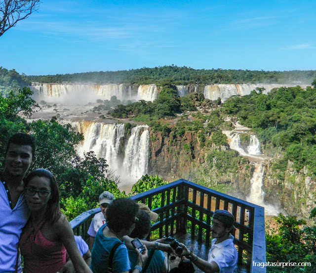 Mirante para as cataratas, na trilha do circuito principal do Parque Nacional das Cataratas do Iguaçu