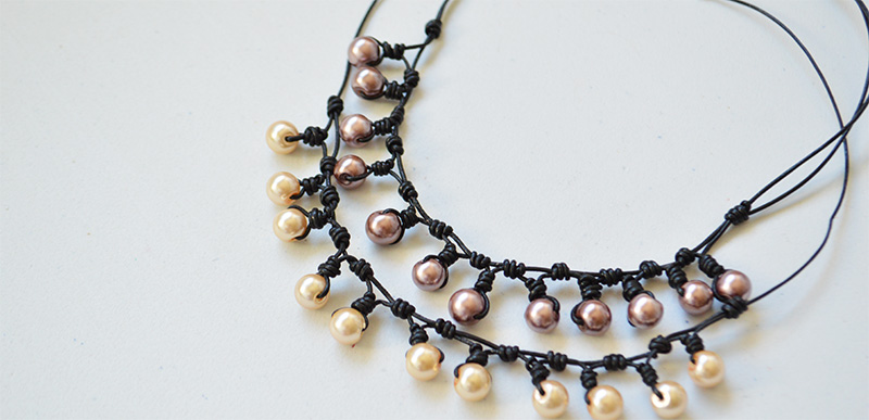 Cómo hacer un collar simple con perlas y el nudo básico