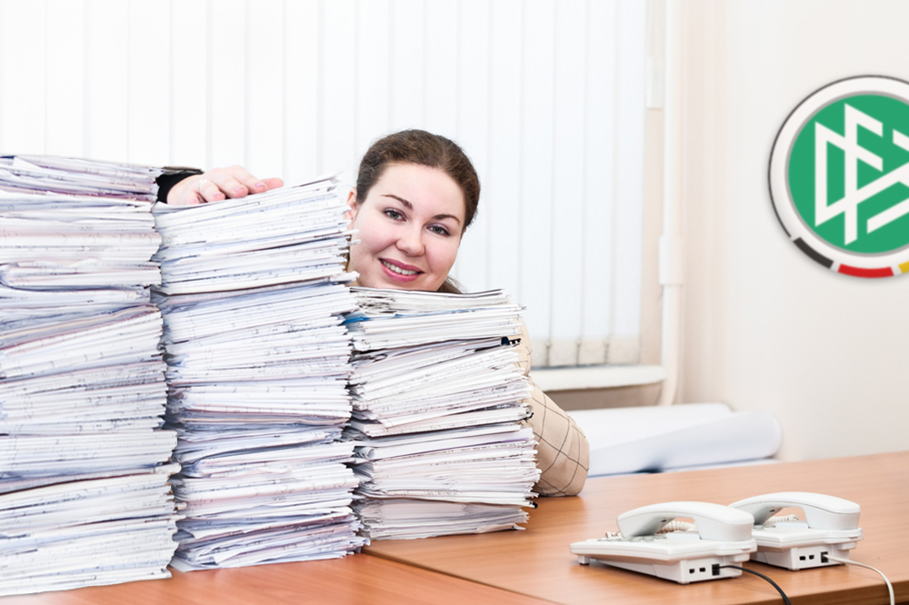 девушка с кучей бумаг. курьер. человек с бумагой смотрит на достопримечательности. архитектор проектировщик. офисный работник.