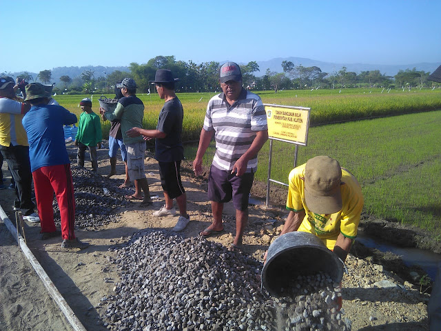 Usia Ngatiman 75 Tahun Tak Kendor Semangat Untuk Bantu TMMD Reg 105   