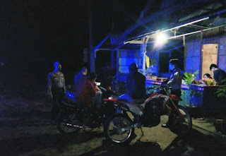 Kanit Sabhara Polsek Anggeraja Polres Enrekang Sampaikan Himbauan Saat Sedang Berpatroli