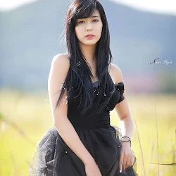 Kim Ha Yul – Black Dress Outdoor Foto 9