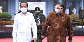 Jokowi Tinjau Vaksinasi Seniman dan Budayawan, Disajikan Tarian 'Petruk Divaksin'