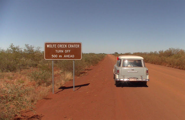 Placa indicando localização da Cratera Wolf Creek