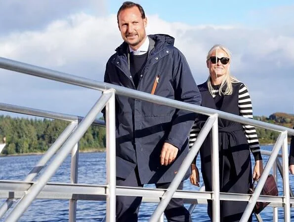 Crown Prince Haakon and Crown Princess Mette Marit visited Florø in Vestland county and the Allanengen Primary School. Ulla Johnson-striped sweater