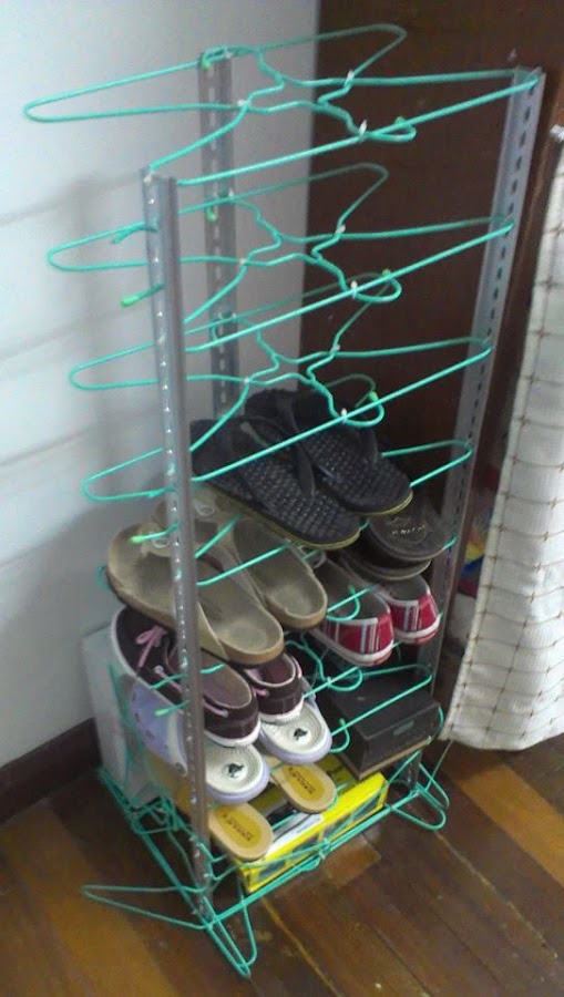 Un zapatero con perchas diy