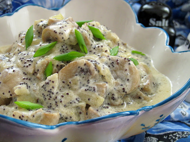 Шампиньоны тушеные в сметане с маком