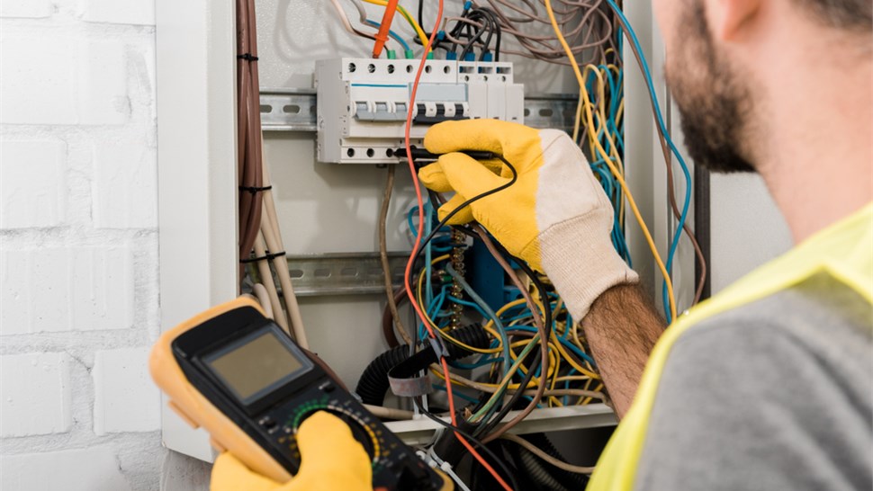 3 Reasons To Hire a Licensed Electrician