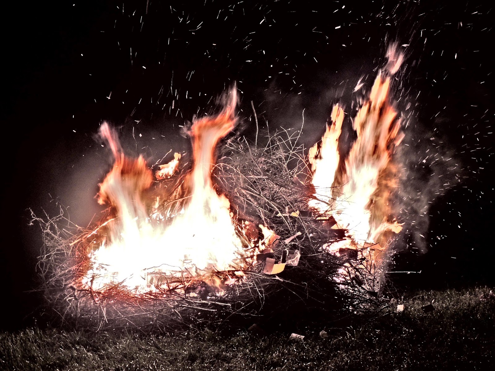 Kommt Zum Biesenthaler Osterfeuer Mit Grossem Feuerwerk