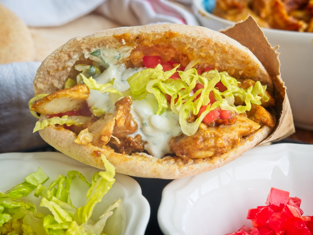 Pollo estilo kebab en pan pita o doner kebab casero