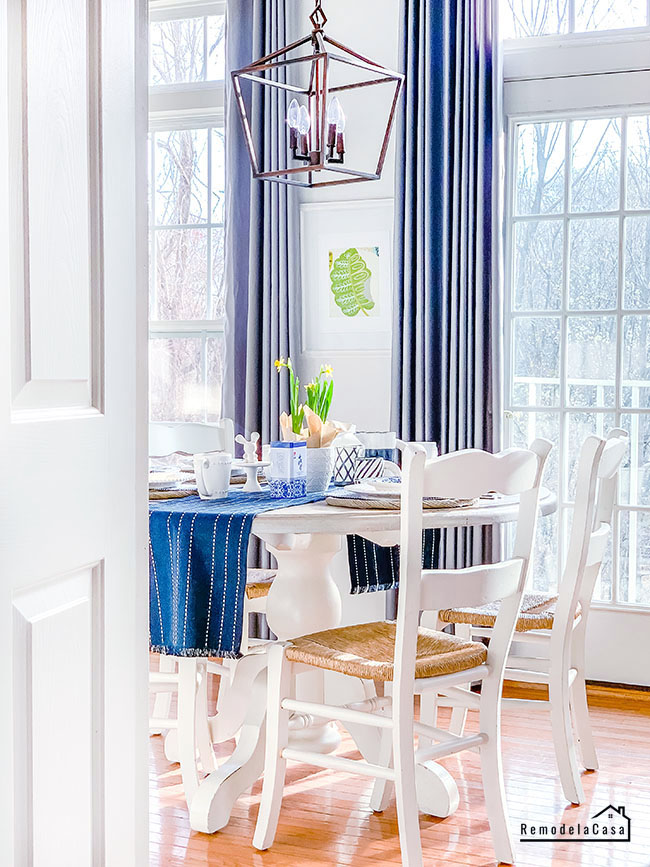 Breakfast tablesetting in white and blue
