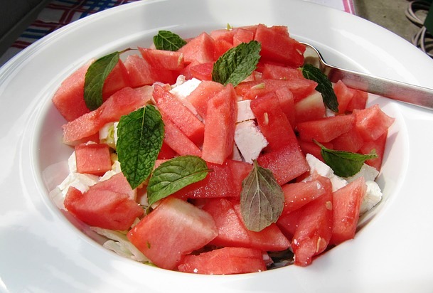 Ensalada de sandía y queso fresco sandia a trozos con queso fresco y hojas de menta