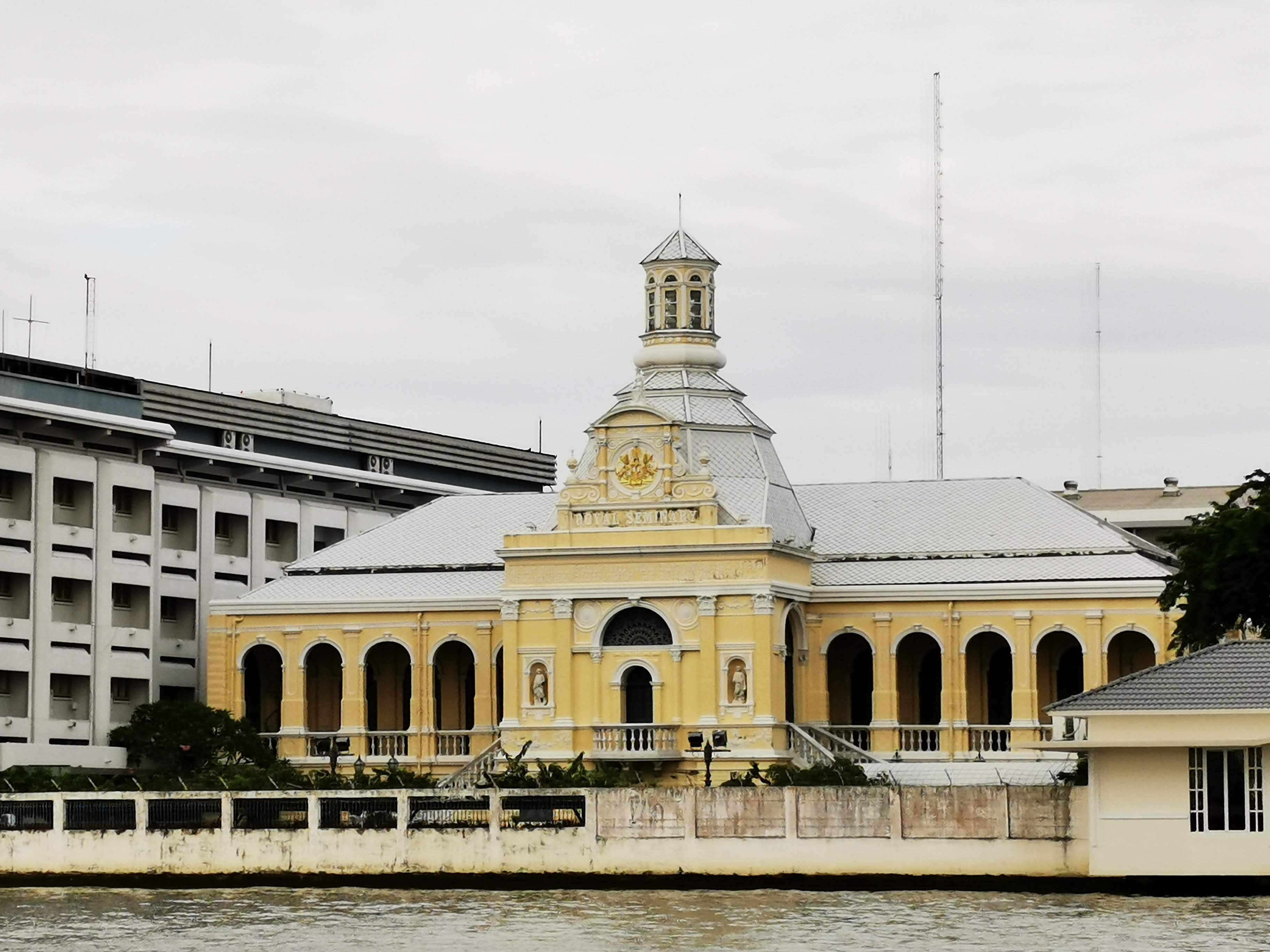 สถานที่ท่องเที่ยว: นั่งเรือล่องแม่น้ำเจ้าพระยา ยามค่ำคืน สถานที่ท่องเที่ยว: นั่งเรือล่องแม่น้ำเจ้าพระยา ยามค่ำคืน