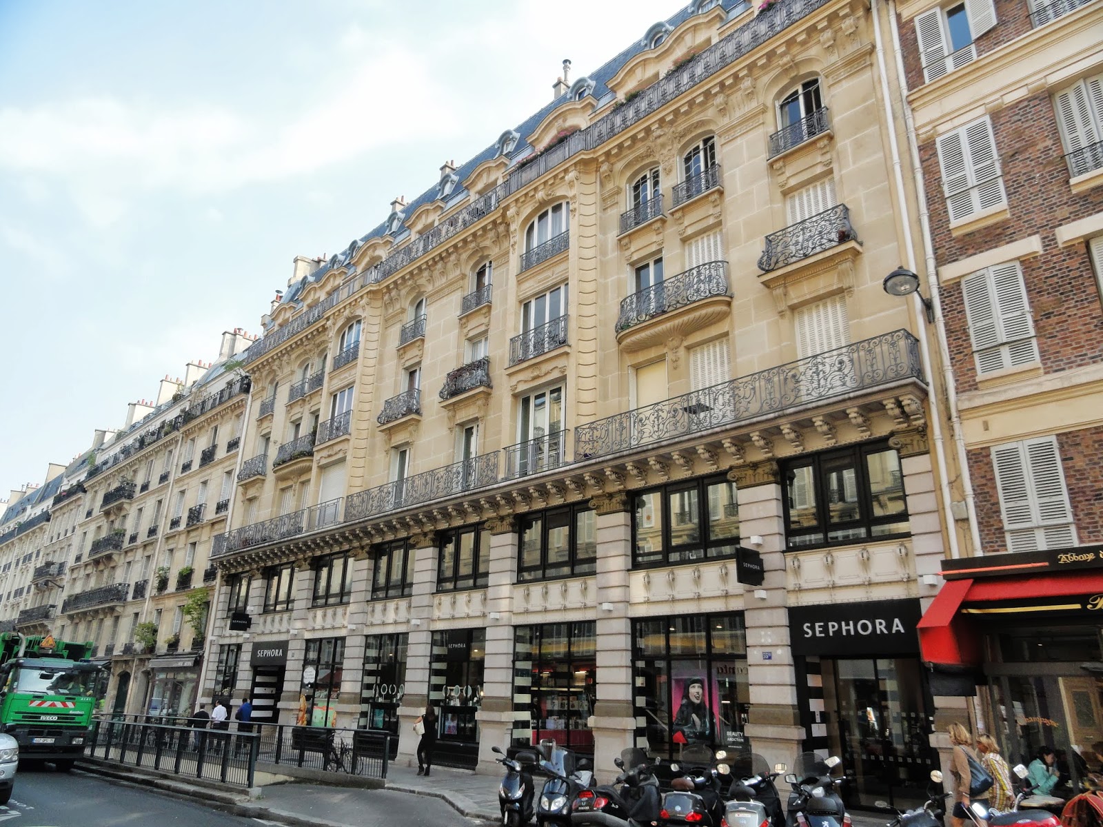 Des usines à Paris: Images pieuses rue Saint-Placide