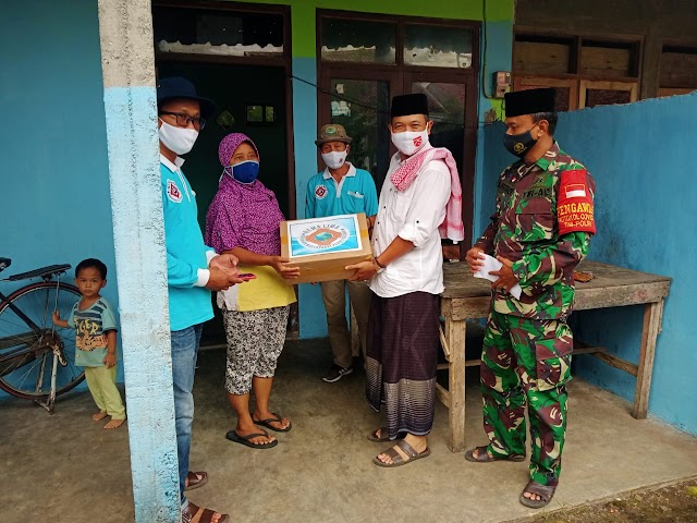 Babinsa Brumbung Bersama Dengan Perangkat Desa Berikan Bantuan Berupa Paket Sembako Bagi Warga Terdampak Covid-19