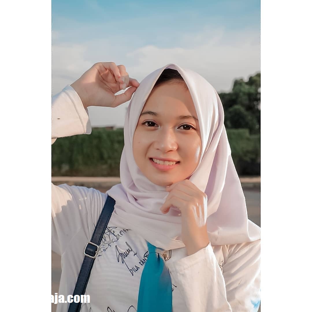 Dari pada penasaran Yuk kita intip saja kumpulan foto cewek SMA cantik yang...